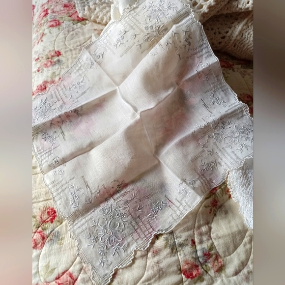 Four Vintage, Fine Bridal Elegant White Handkerchiefs! - Picture 7 of 15